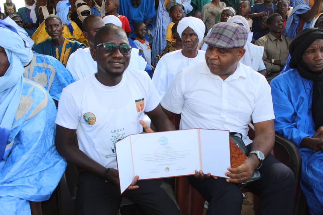Remise des attestations communautaire par le maire de la commune de boully en présence du coordinateur du GRDR/Selibaby